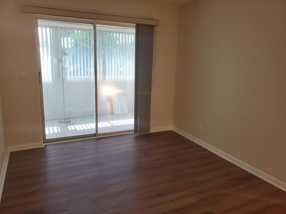 待售: $103,999 (2 贝兹, 1 浴室, 828 平方英尺)