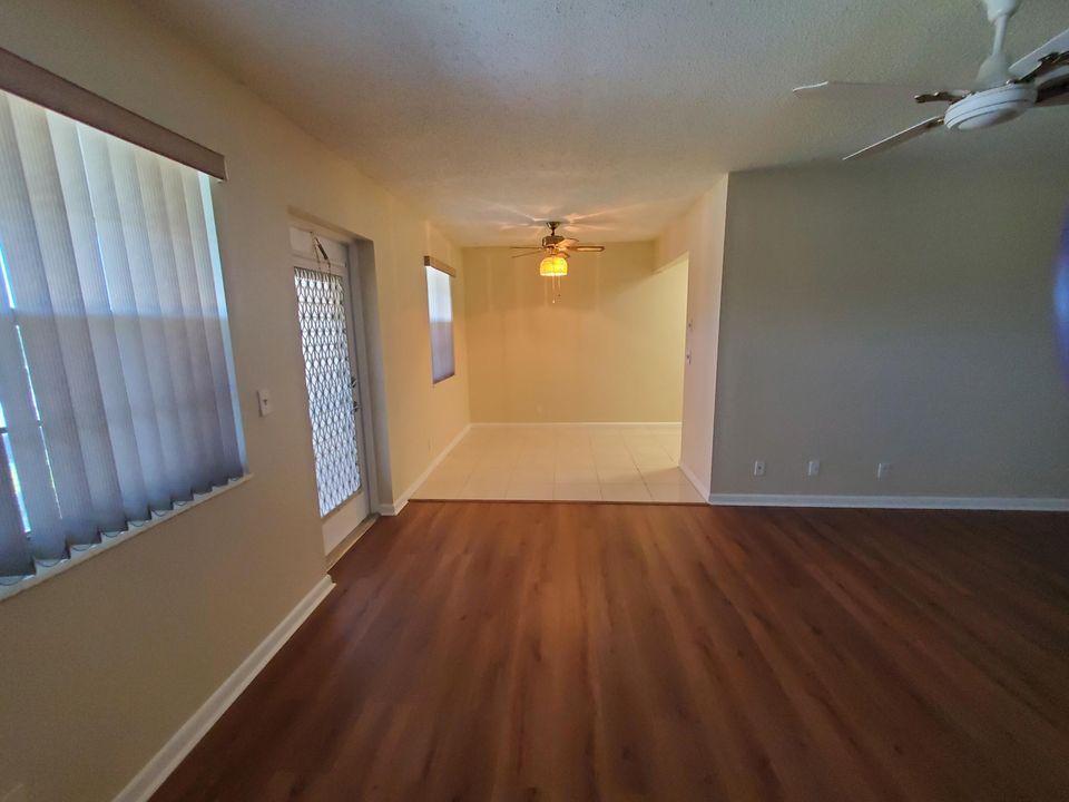 待售: $103,999 (2 贝兹, 1 浴室, 828 平方英尺)