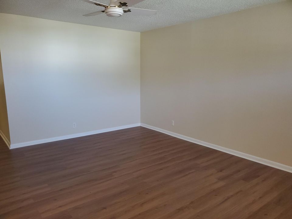 待售: $103,999 (2 贝兹, 1 浴室, 828 平方英尺)