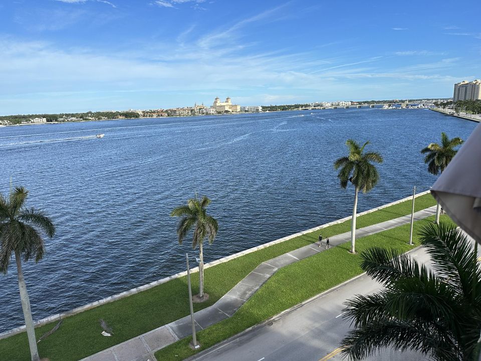 合同活跃: $6,500 (2 贝兹, 2 浴室, 1334 平方英尺)