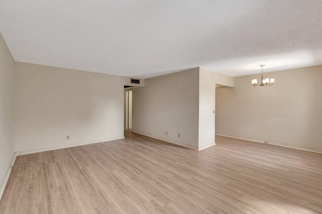 Active With Contract: $99,000 (2 beds, 1 baths, 841 Square Feet)
