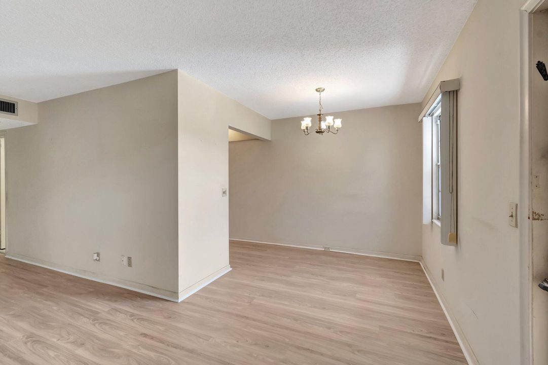 Active With Contract: $99,000 (2 beds, 1 baths, 841 Square Feet)