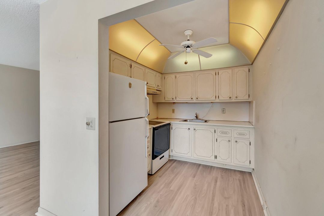 Active With Contract: $99,000 (2 beds, 1 baths, 841 Square Feet)