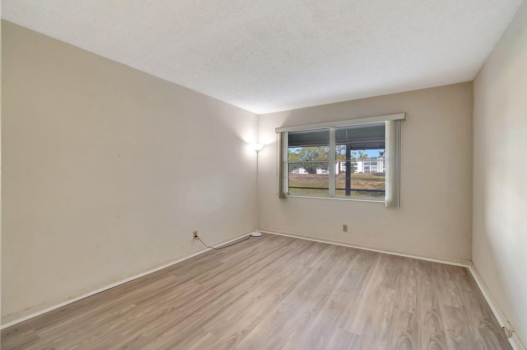 Active With Contract: $99,000 (2 beds, 1 baths, 841 Square Feet)