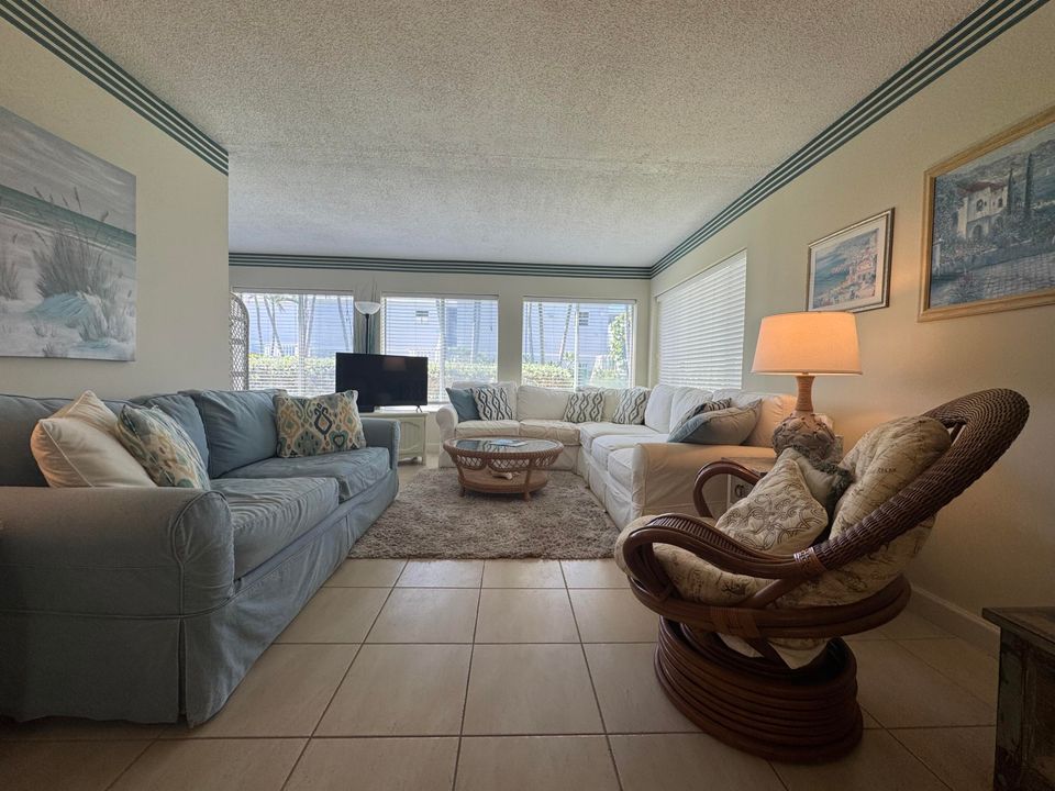 For Rent: $3,500 (2 beds, 1 baths, 925 Square Feet)