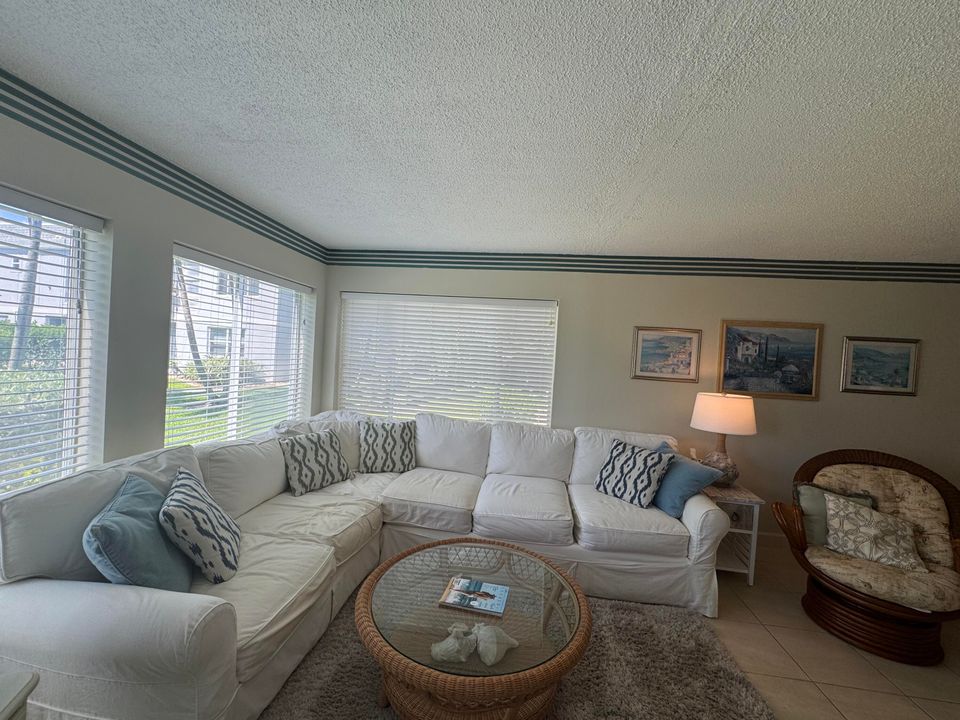 For Rent: $3,500 (2 beds, 1 baths, 925 Square Feet)