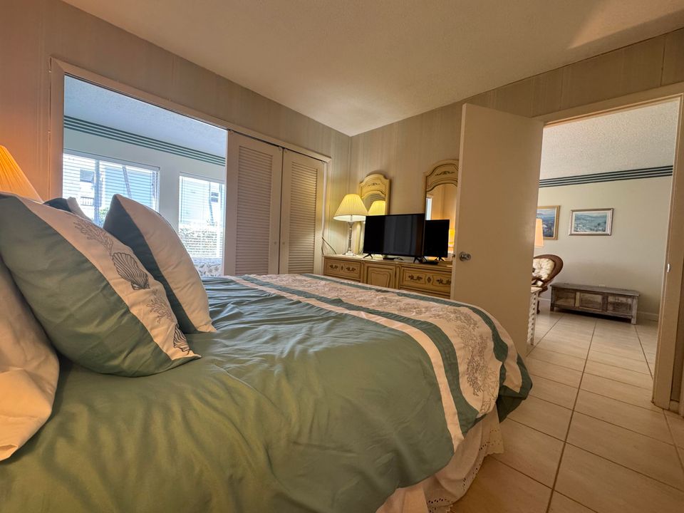 For Rent: $3,500 (2 beds, 1 baths, 925 Square Feet)