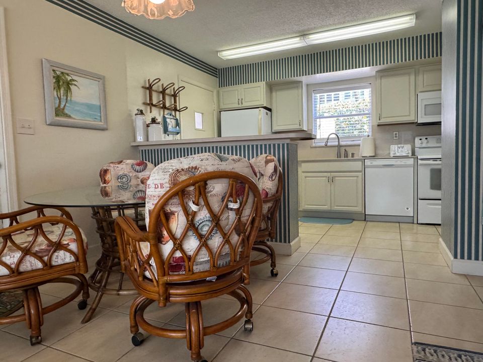 For Rent: $3,500 (2 beds, 1 baths, 925 Square Feet)