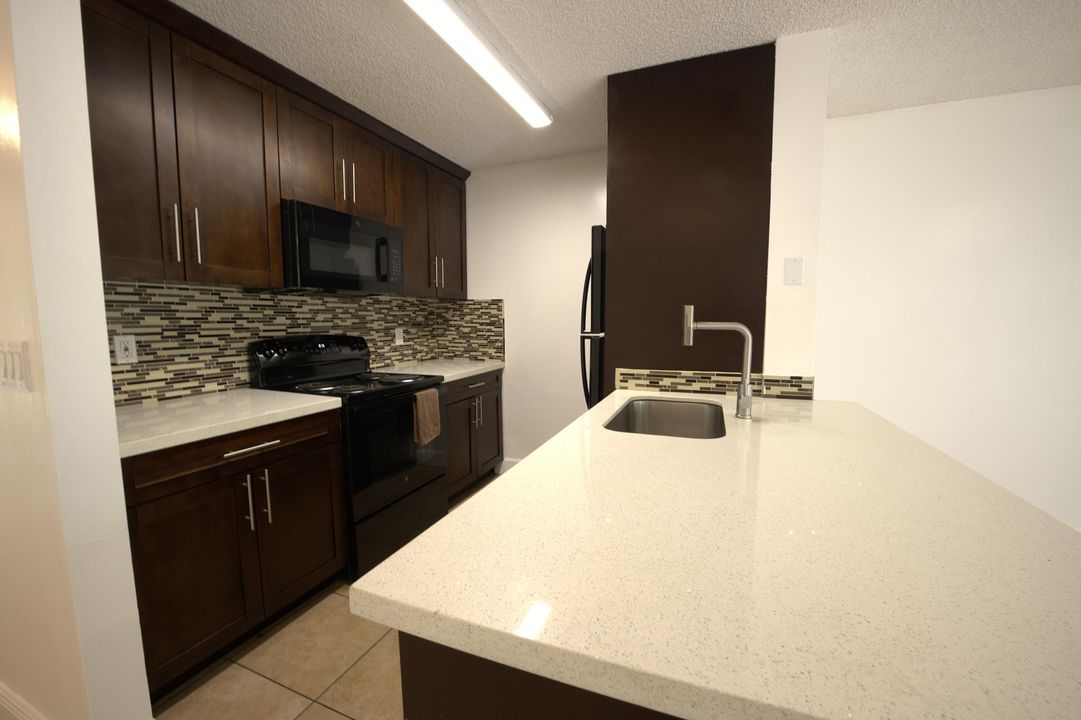 Recently Rented: $1,700 (1 beds, 1 baths, 704 Square Feet)