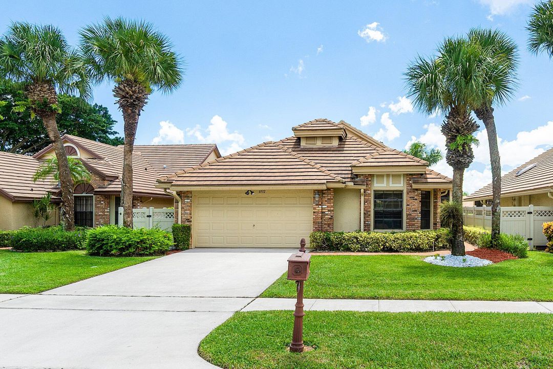 Active With Contract: $195,000 (3 beds, 3 baths, 1809 Square Feet)