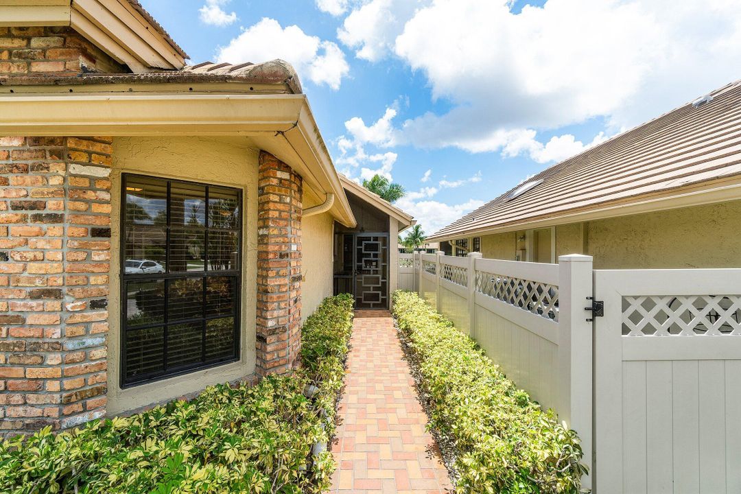 Active With Contract: $195,000 (3 beds, 3 baths, 1809 Square Feet)