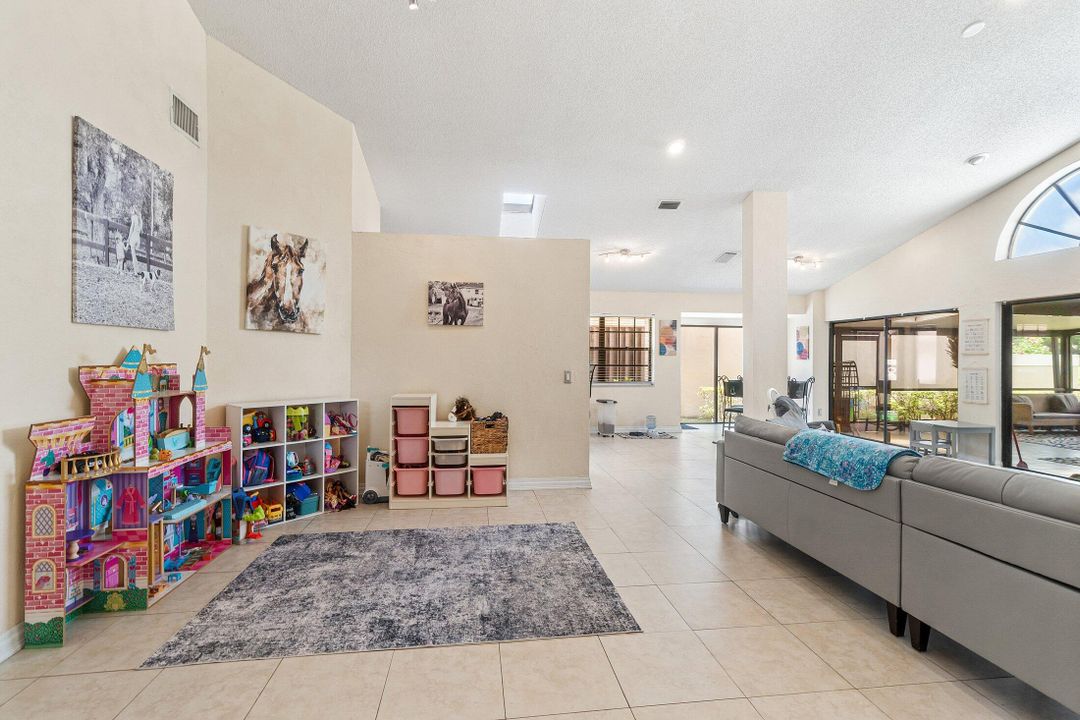 Active With Contract: $195,000 (3 beds, 3 baths, 1809 Square Feet)