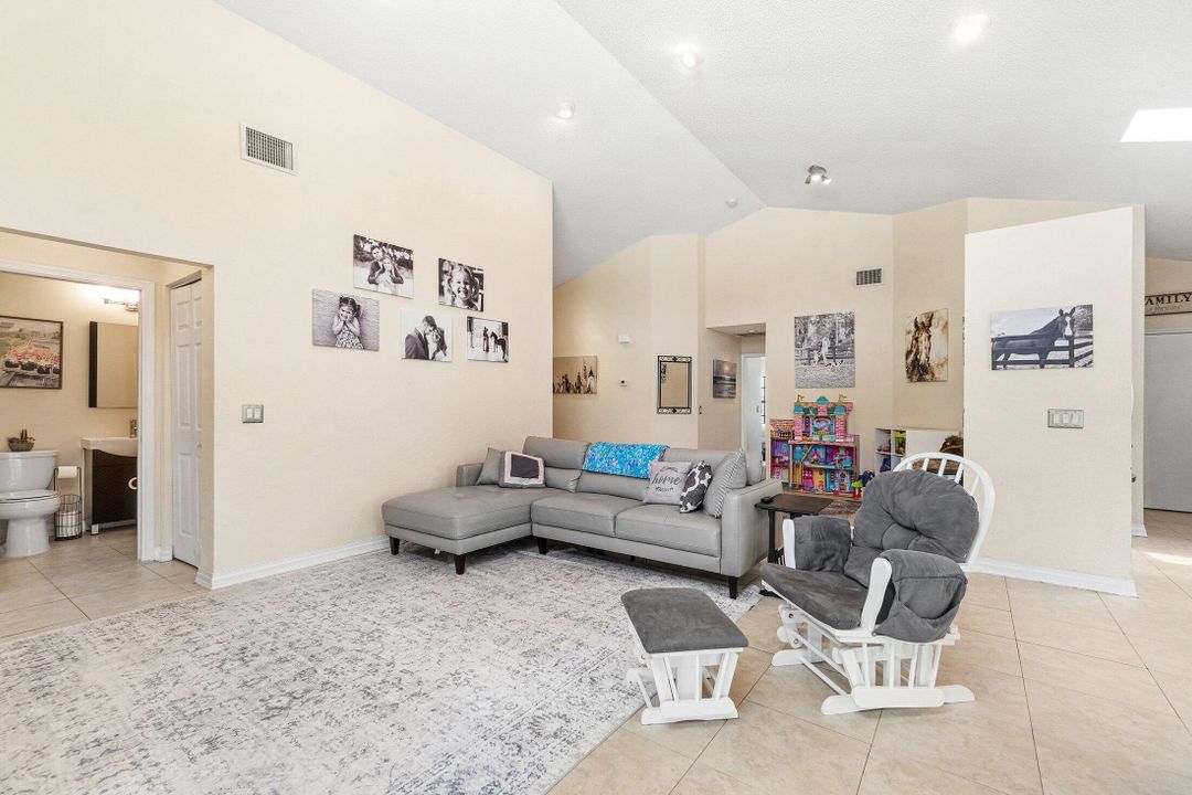 Active With Contract: $195,000 (3 beds, 3 baths, 1809 Square Feet)