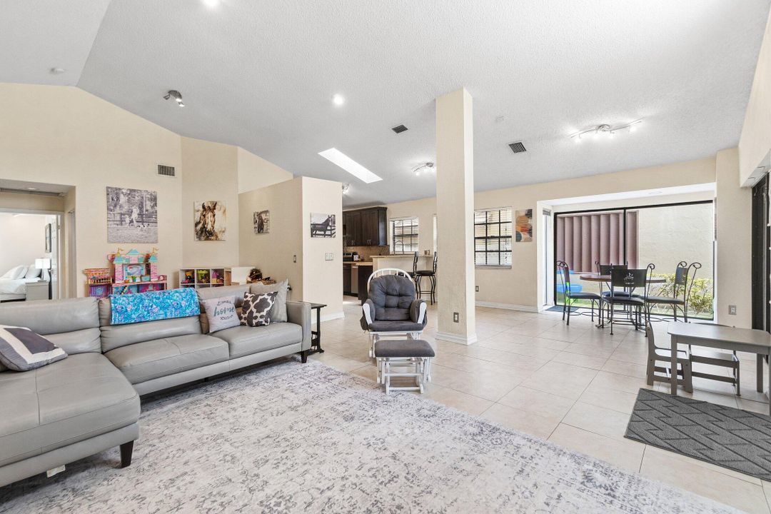 Active With Contract: $195,000 (3 beds, 3 baths, 1809 Square Feet)