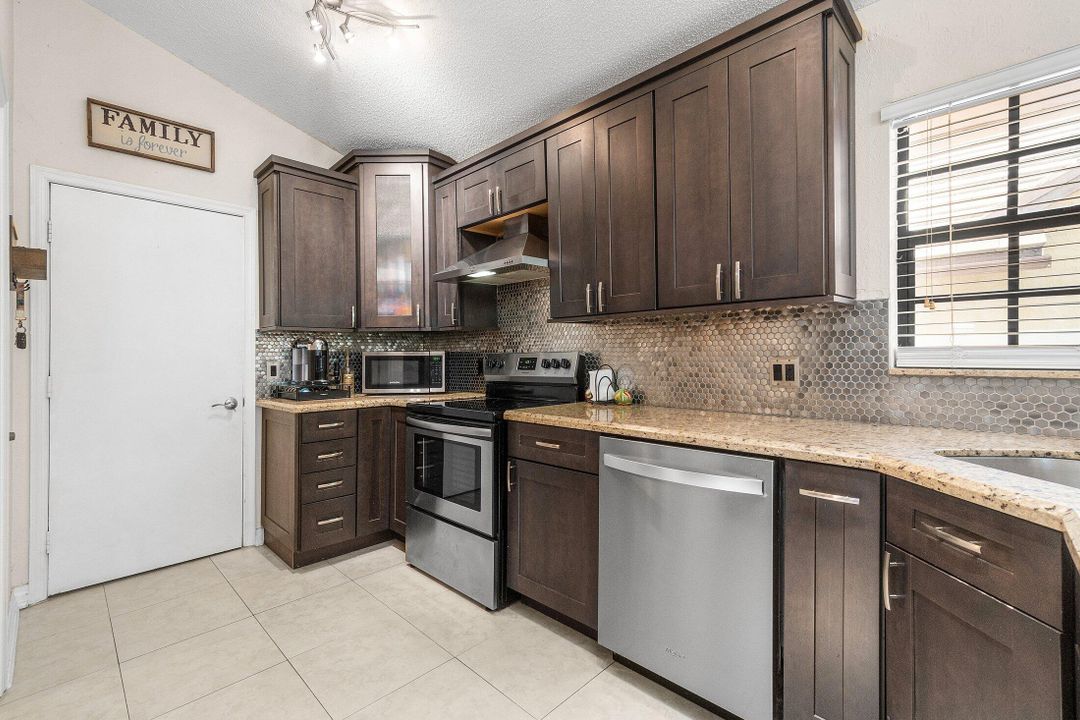 Active With Contract: $195,000 (3 beds, 3 baths, 1809 Square Feet)