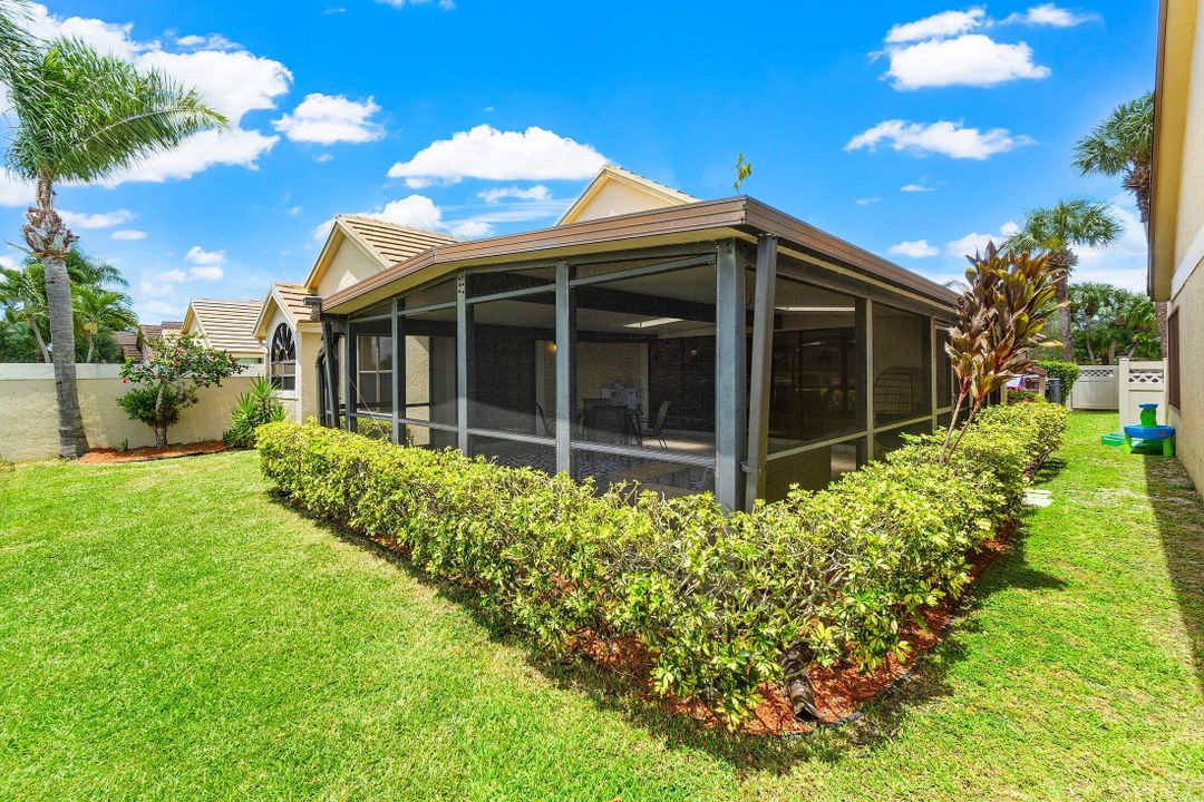 Active With Contract: $195,000 (3 beds, 3 baths, 1809 Square Feet)