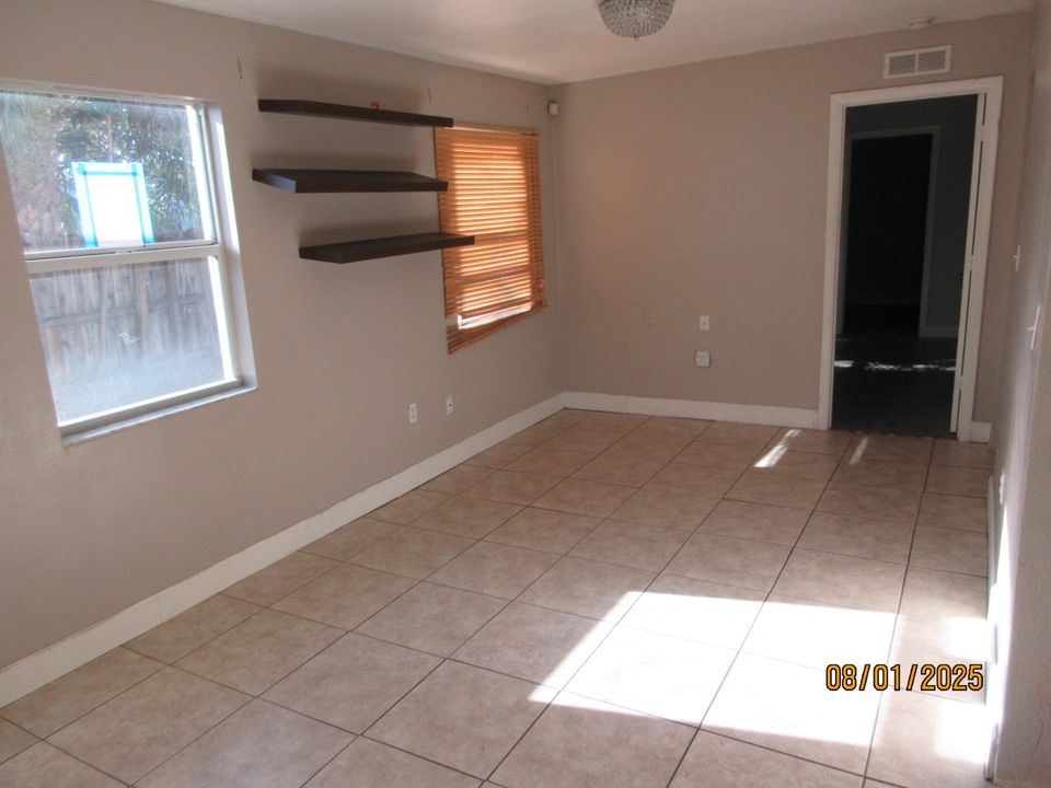 Activo con contrato: $359,900 (3 camas, 2 baños, 1386 Pies cuadrados)