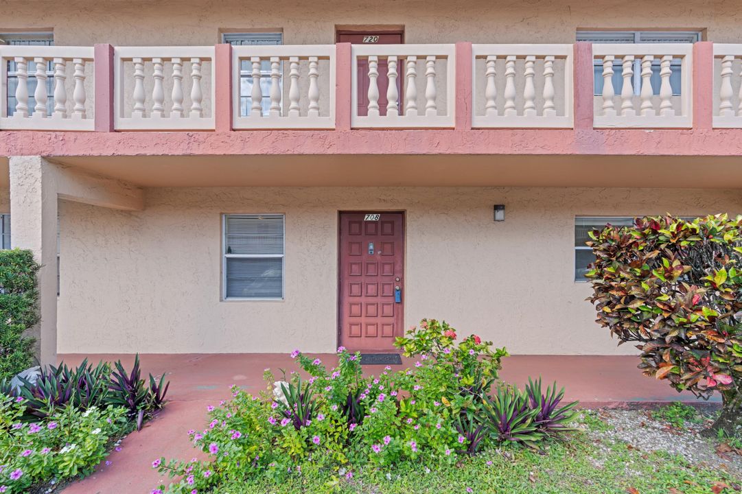 Под контрактом: $215,000 (2 спален, 2 ванн, 1051 Квадратных фут)