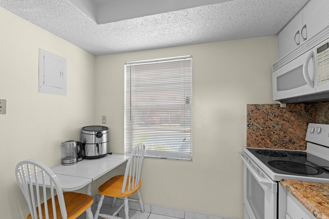 Под контрактом: $215,000 (2 спален, 2 ванн, 1051 Квадратных фут)