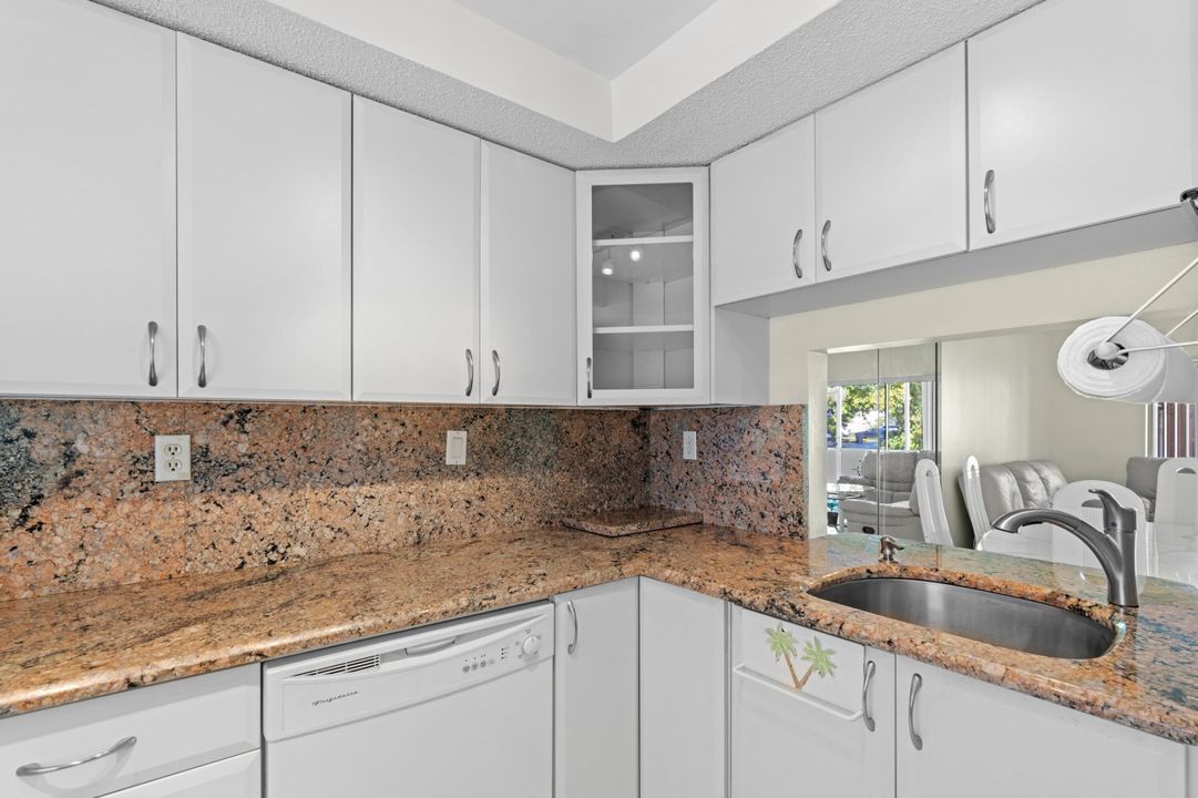 Под контрактом: $215,000 (2 спален, 2 ванн, 1051 Квадратных фут)