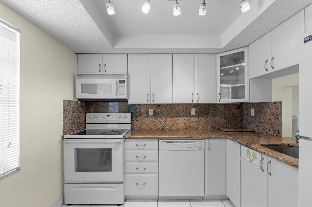 Под контрактом: $215,000 (2 спален, 2 ванн, 1051 Квадратных фут)