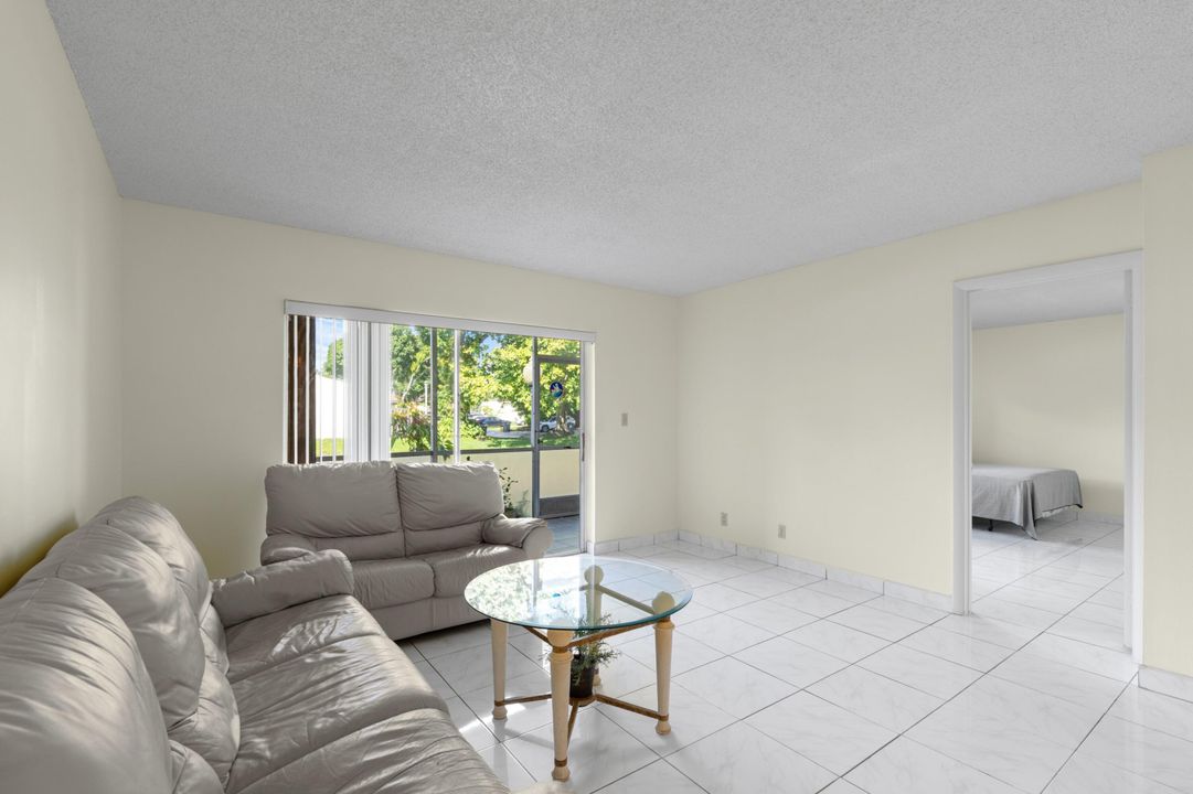 Под контрактом: $215,000 (2 спален, 2 ванн, 1051 Квадратных фут)