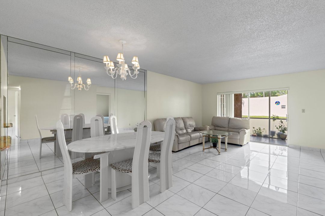 Под контрактом: $215,000 (2 спален, 2 ванн, 1051 Квадратных фут)