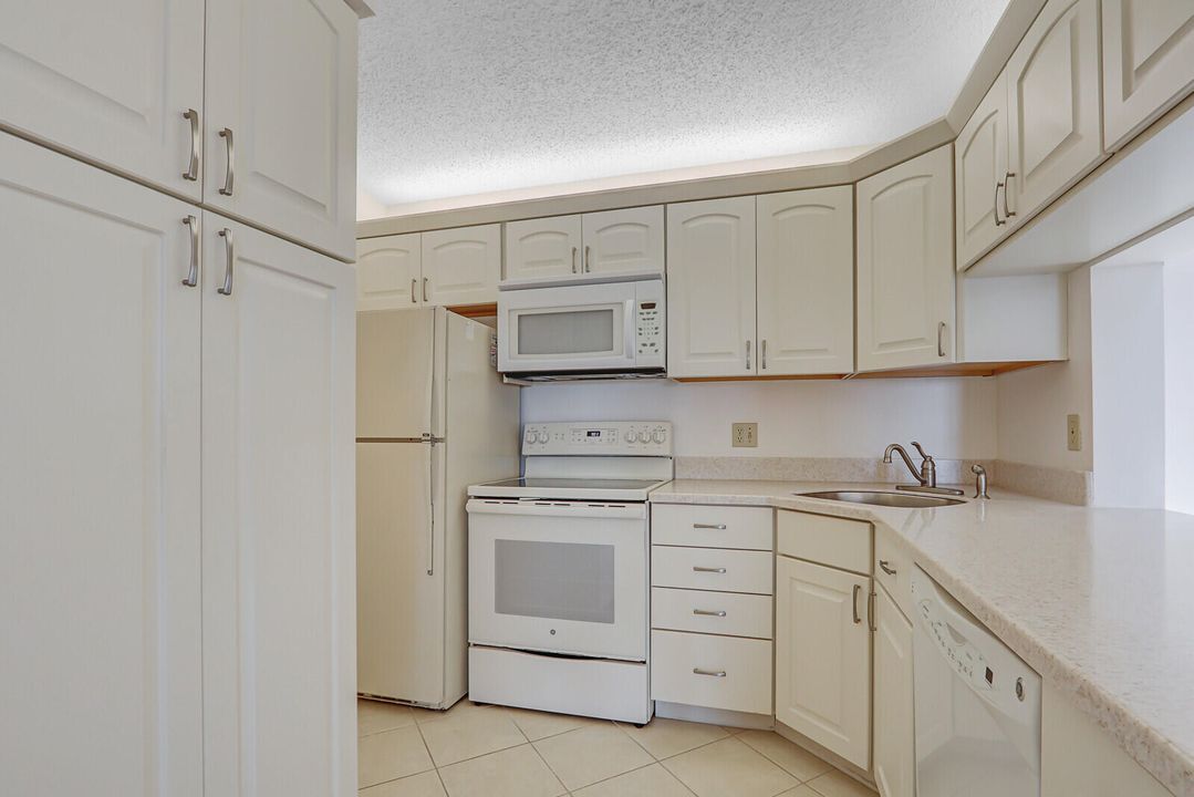 For Rent: $3,200 (2 beds, 2 baths, 1090 Square Feet)