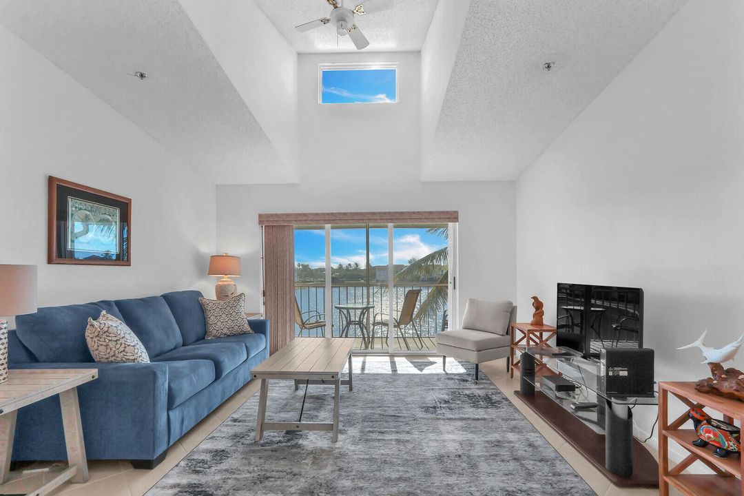 For Rent: $3,200 (2 beds, 2 baths, 1090 Square Feet)