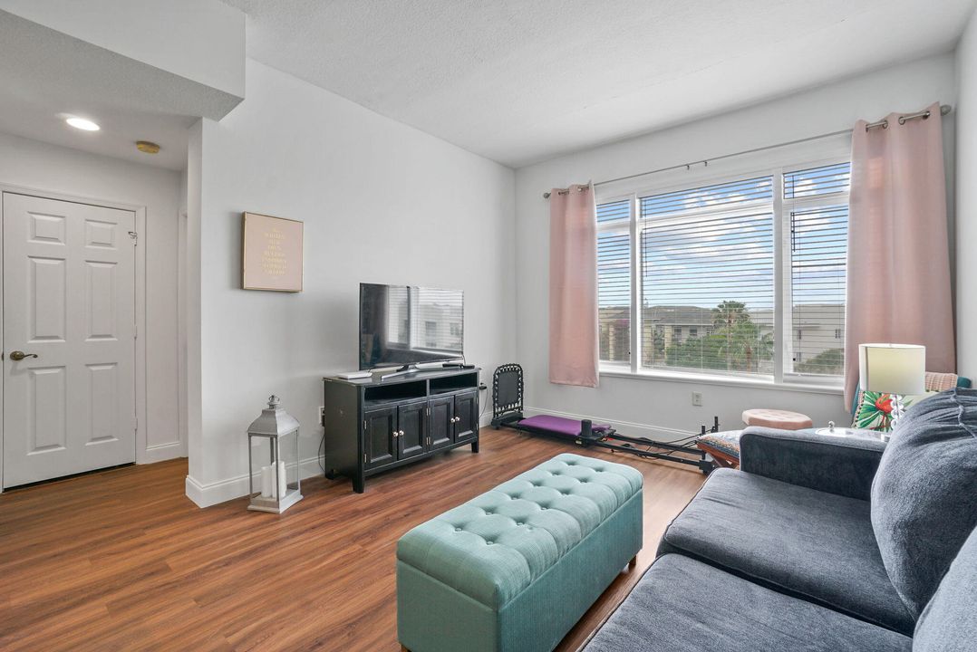 合同活跃: $2,400 (2 贝兹, 2 浴室, 1008 平方英尺)