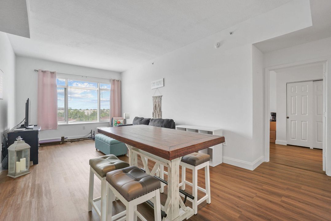 合同活跃: $2,400 (2 贝兹, 2 浴室, 1008 平方英尺)