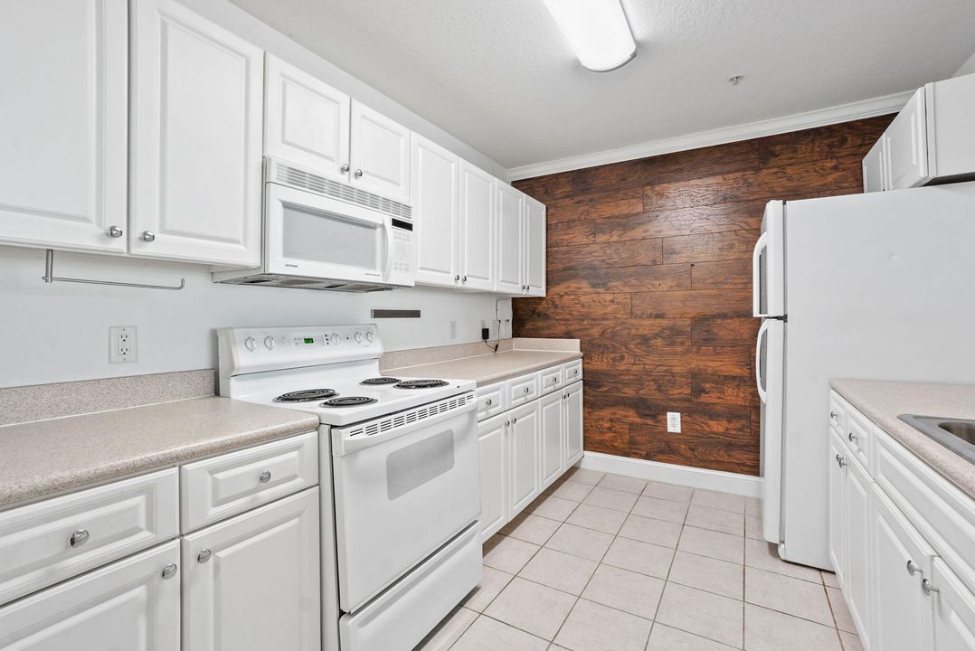 合同活跃: $2,400 (2 贝兹, 2 浴室, 1008 平方英尺)