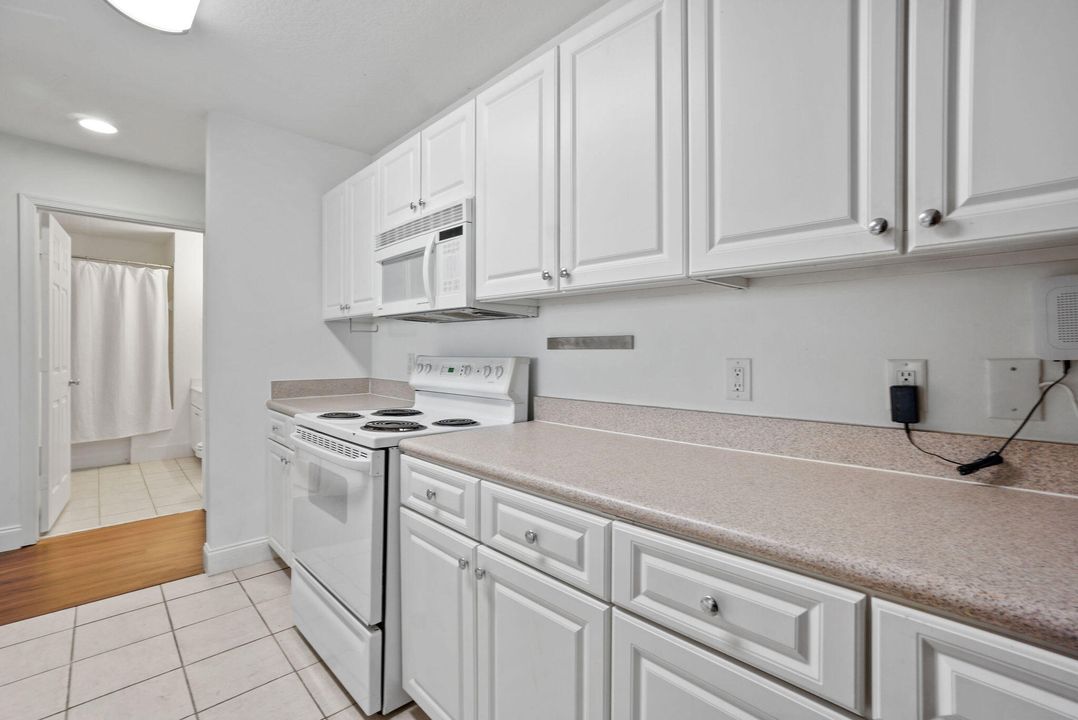 合同活跃: $2,400 (2 贝兹, 2 浴室, 1008 平方英尺)