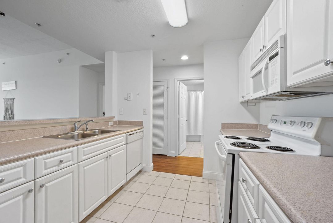 合同活跃: $2,400 (2 贝兹, 2 浴室, 1008 平方英尺)