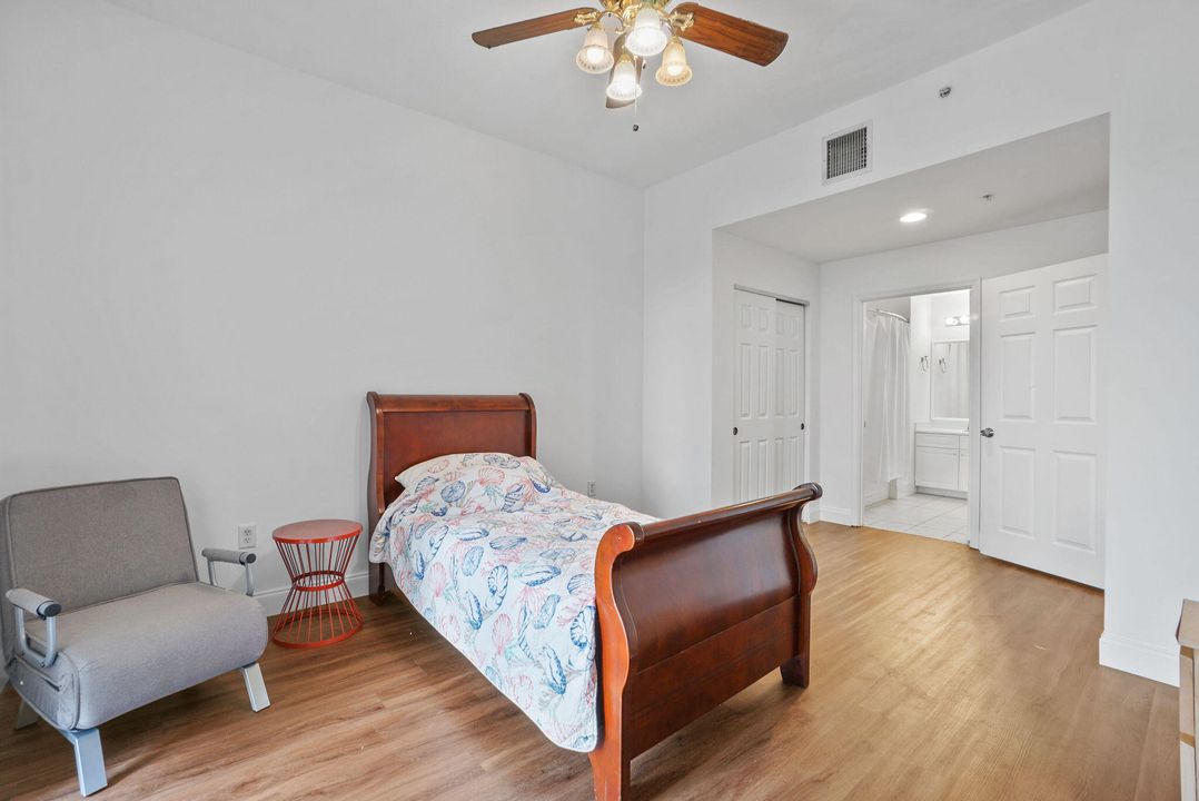 合同活跃: $2,400 (2 贝兹, 2 浴室, 1008 平方英尺)