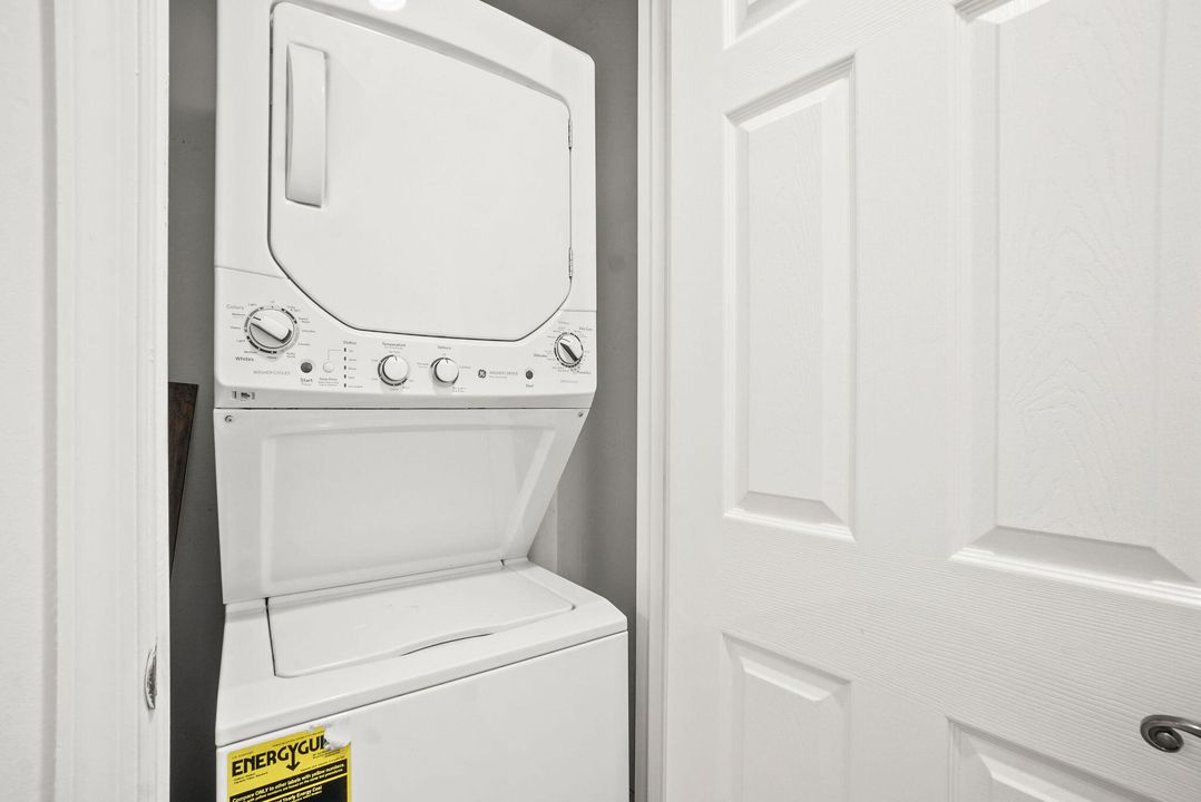 合同活跃: $2,400 (2 贝兹, 2 浴室, 1008 平方英尺)