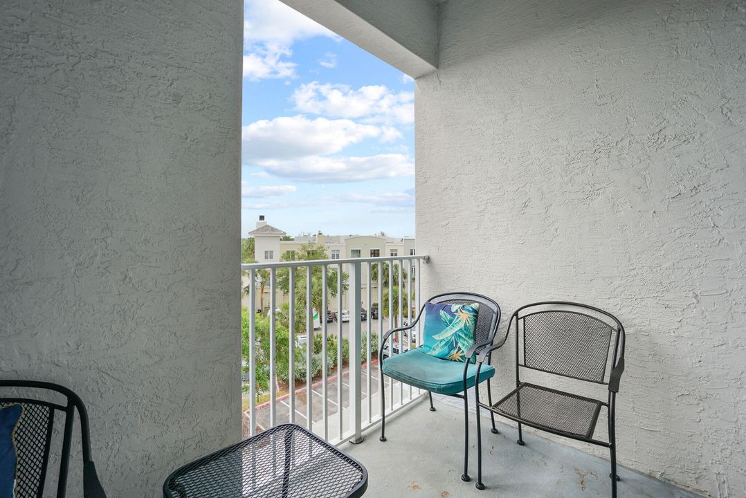 合同活跃: $2,400 (2 贝兹, 2 浴室, 1008 平方英尺)