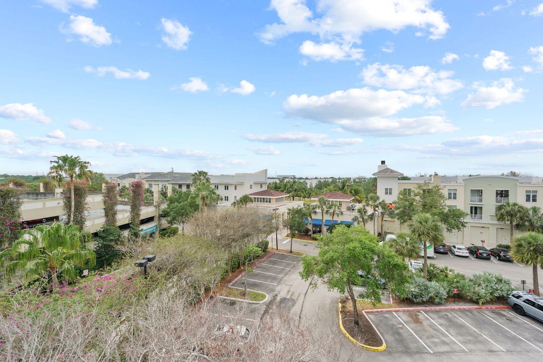 合同活跃: $2,400 (2 贝兹, 2 浴室, 1008 平方英尺)