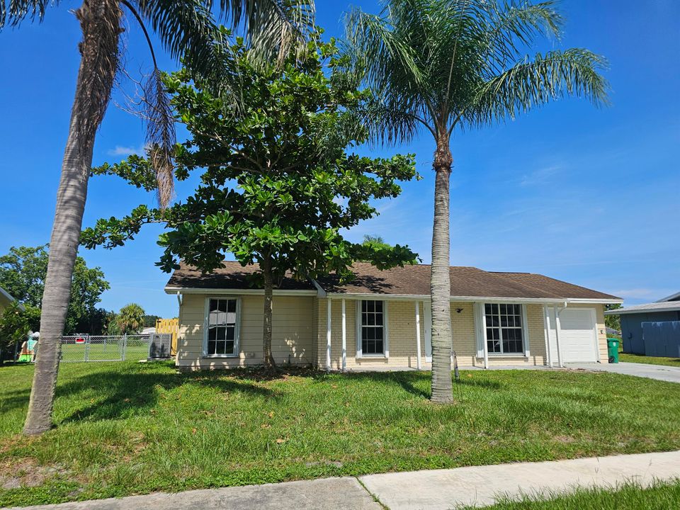 Recently Rented: $2,150 (3 beds, 2 baths, 1484 Square Feet)