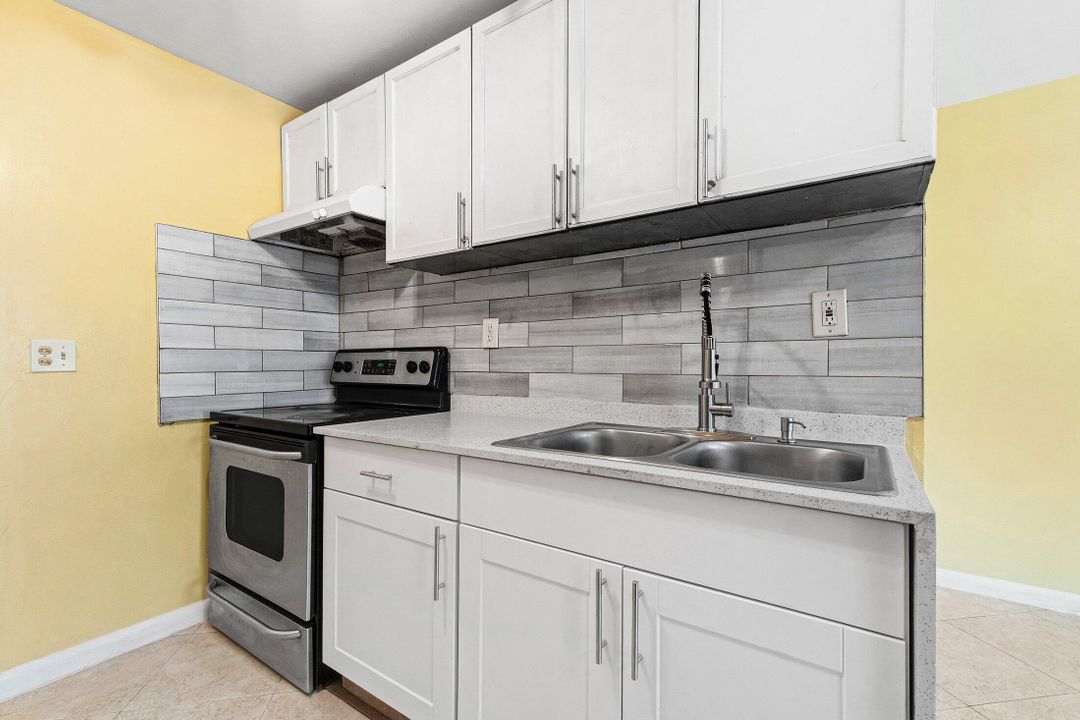 Под контрактом: $299,900 (3 спален, 2 ванн, 1062 Квадратных фут)