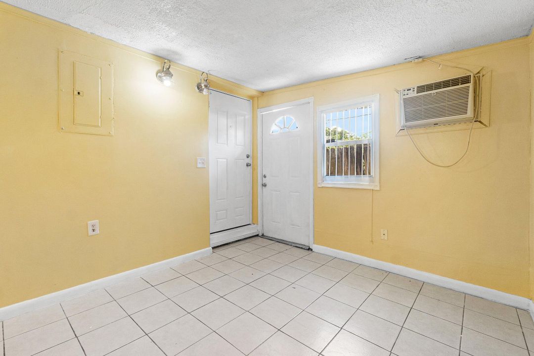 Под контрактом: $299,900 (3 спален, 2 ванн, 1062 Квадратных фут)