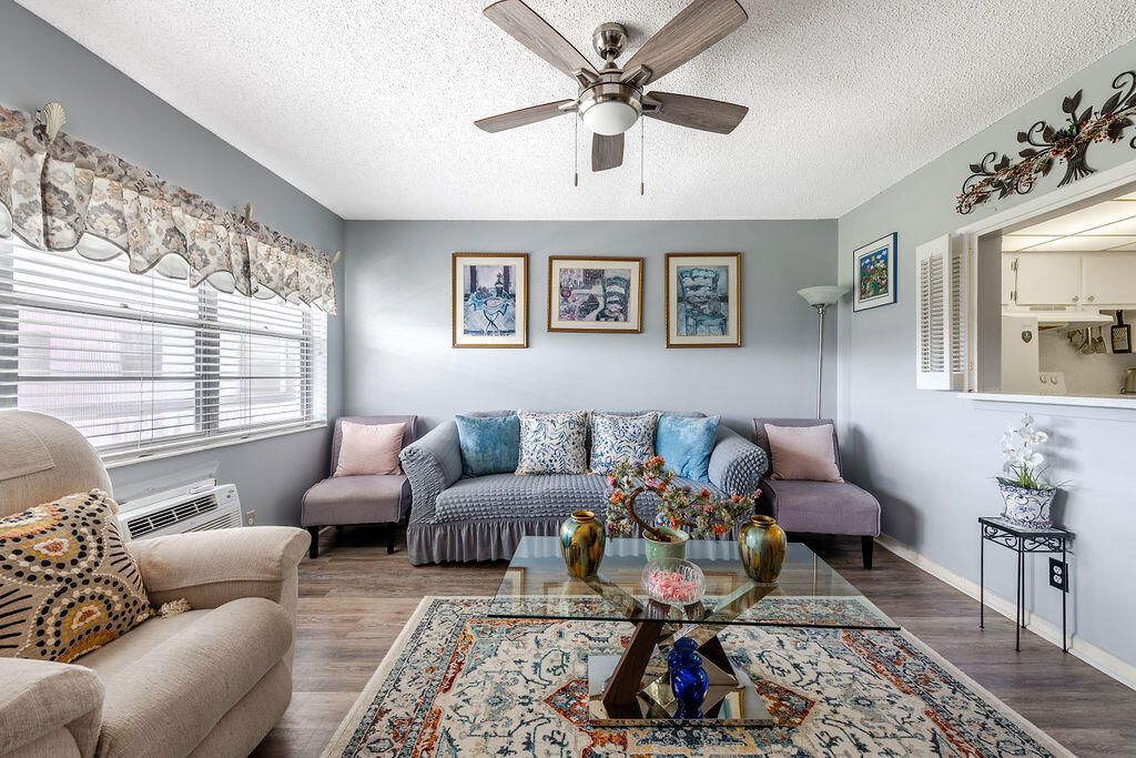 待售: $69,900 (1 贝兹, 1 浴室, 585 平方英尺)