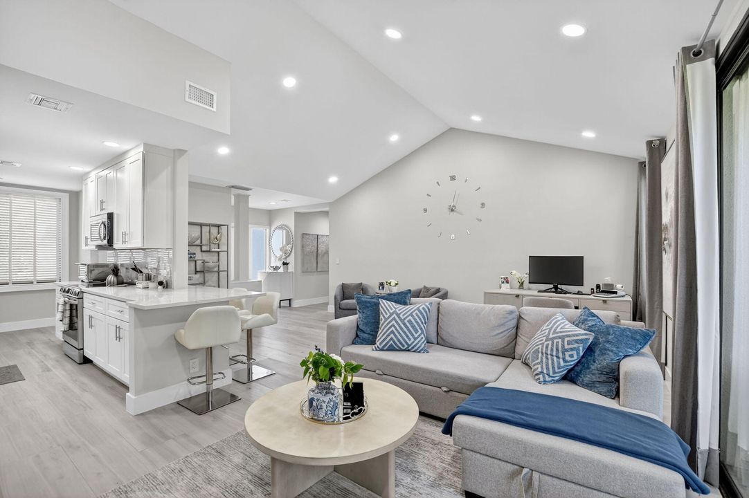 Недавно продано: $365,000 (2 спален, 2 ванн, 1400 Квадратных фут)