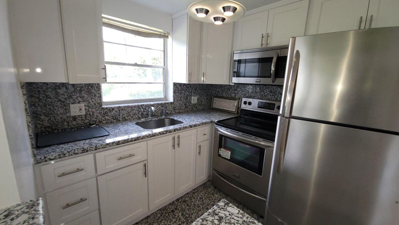 待售: $79,900 (1 贝兹, 1 浴室, 702 平方英尺)