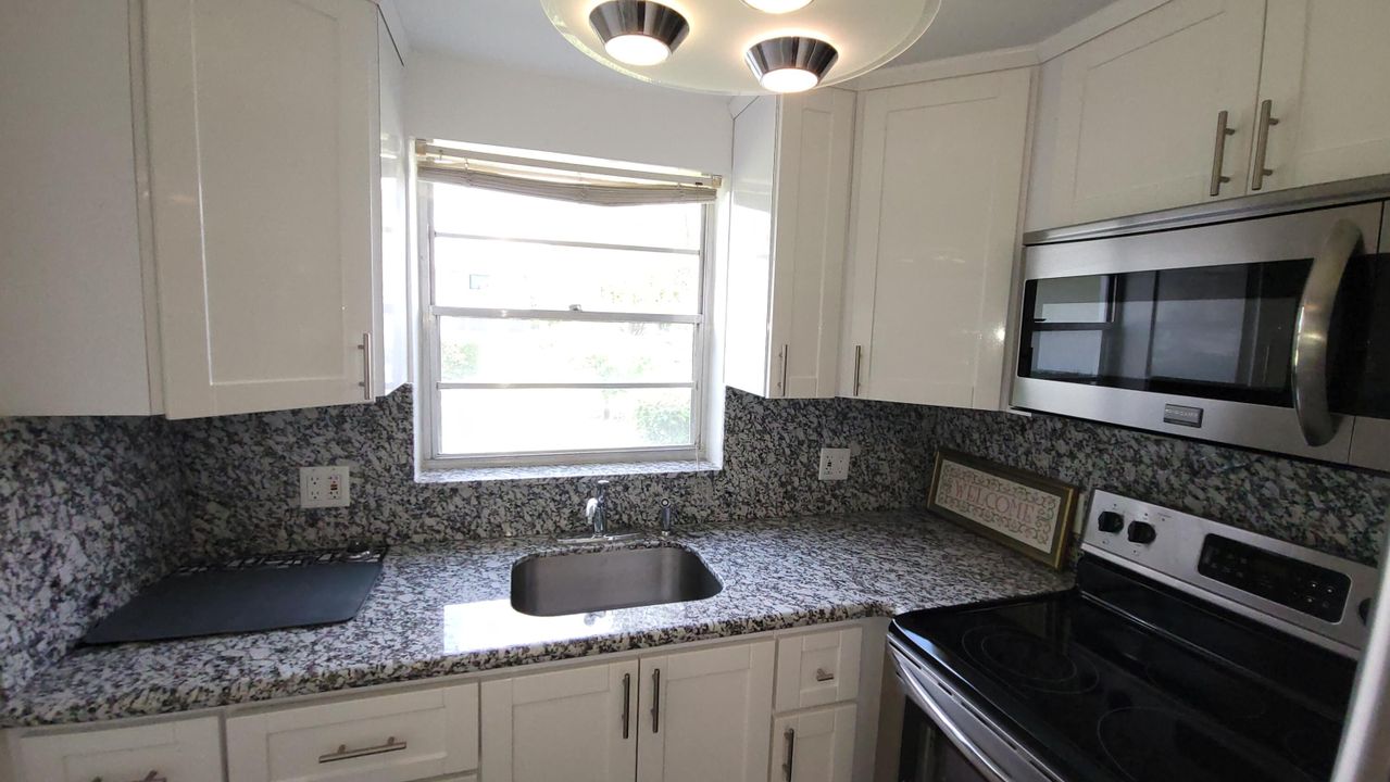 待售: $79,900 (1 贝兹, 1 浴室, 702 平方英尺)