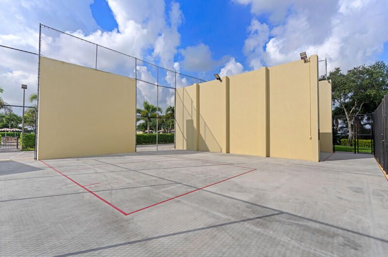 For Sale: $78,800 (1 beds, 1 baths, 570 Square Feet)