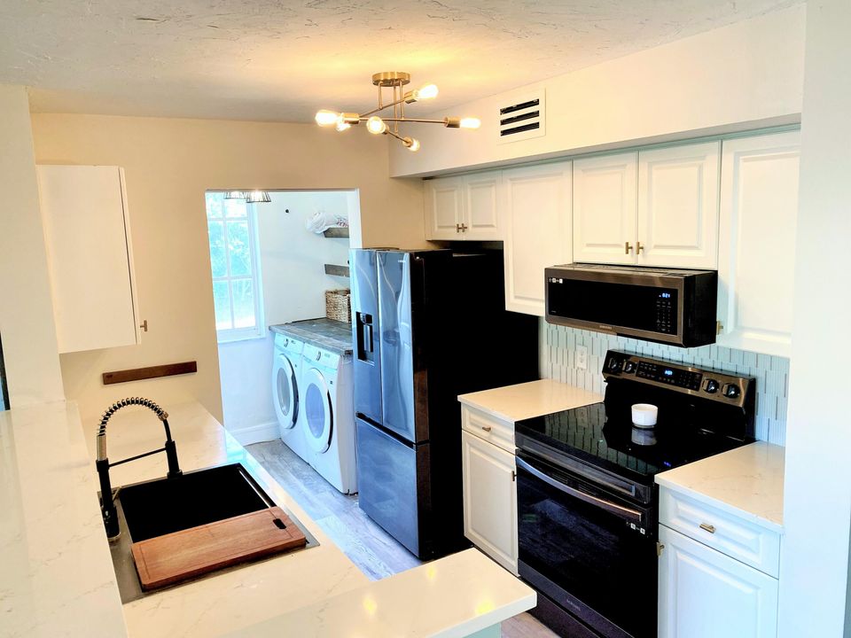 合同活跃: $239,000 (2 贝兹, 1 浴室, 945 平方英尺)