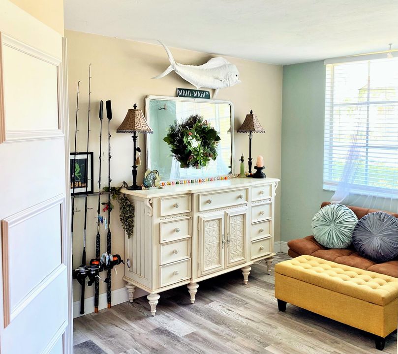 合同活跃: $239,000 (2 贝兹, 1 浴室, 945 平方英尺)