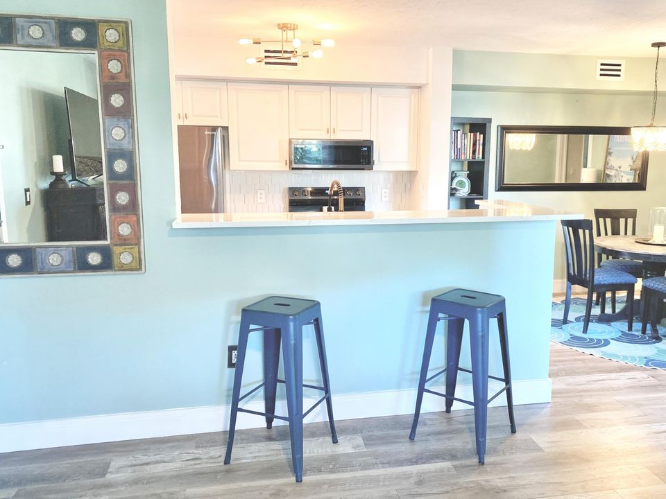 合同活跃: $239,000 (2 贝兹, 1 浴室, 945 平方英尺)