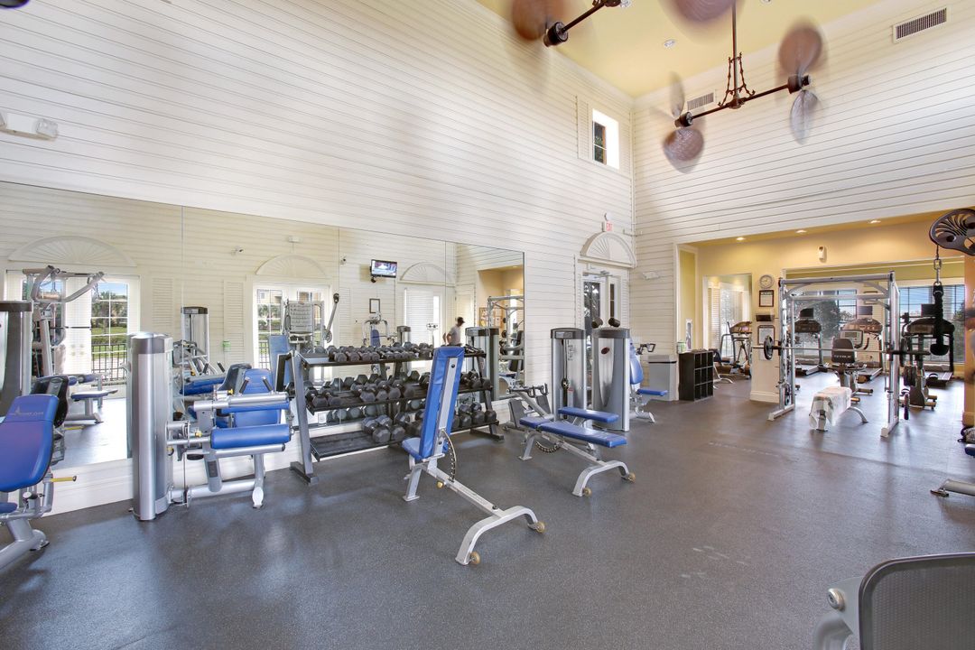 合同活跃: $239,000 (2 贝兹, 1 浴室, 945 平方英尺)